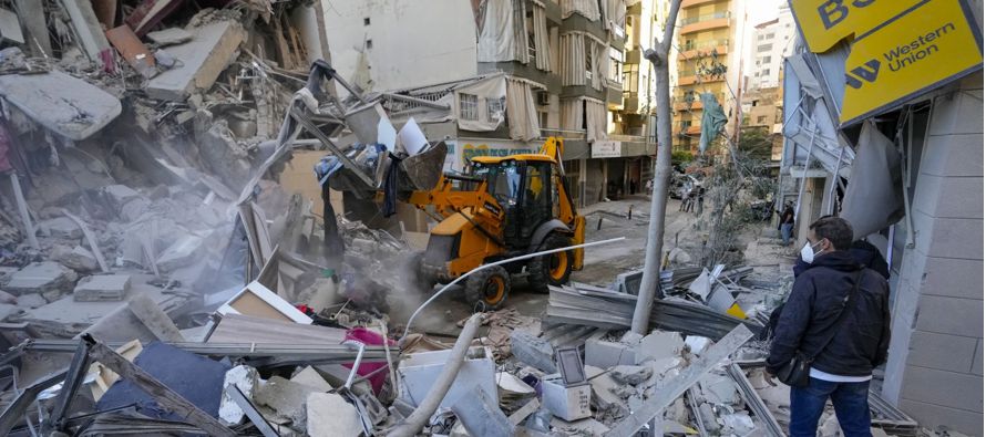 Los ataques golpearon oficinas de Al-Qard Al-Hassan en los vecindarios sureños de Beirut,...