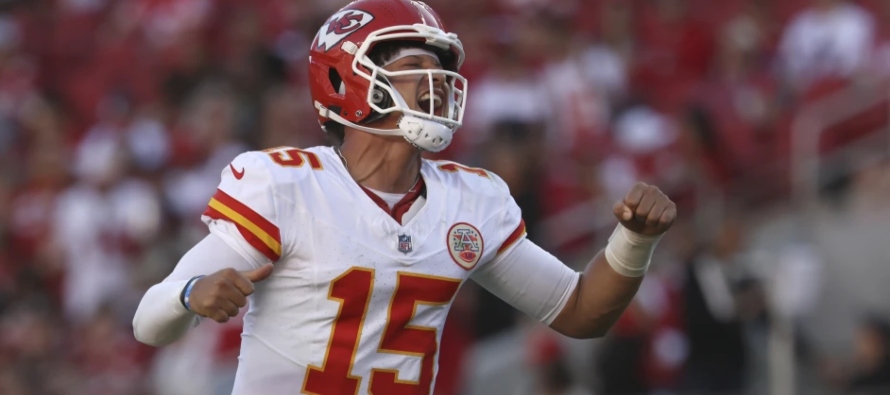 Patrick Mahomes y los Chiefs se mantienen invictos al vencer 28-18 a los 49ers