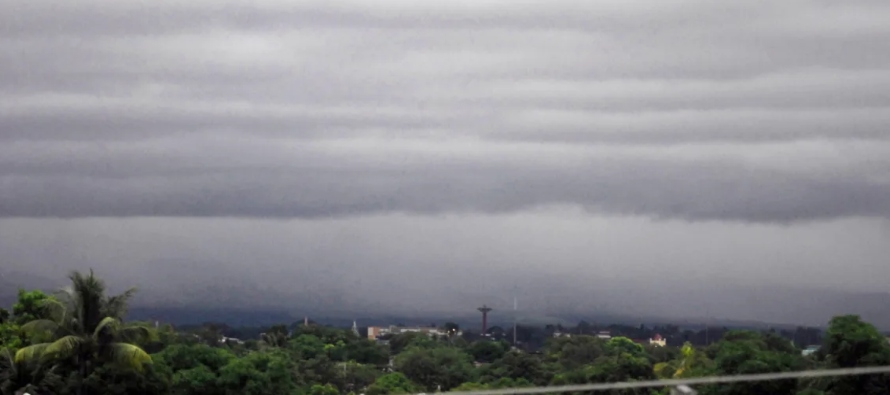 En esas provincias se mantendrán los vientos con fuerza de tormenta tropical, que pueden...