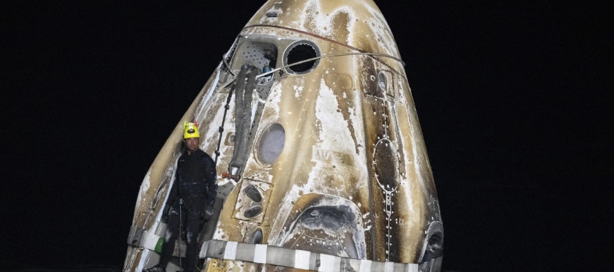 La tripulación de la Estación Espacial vuelve así a su tamaño habitual...