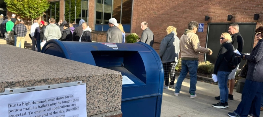 Su esposo, Chris Birosik, de 62 años, que también estaba allí para votar, dijo...