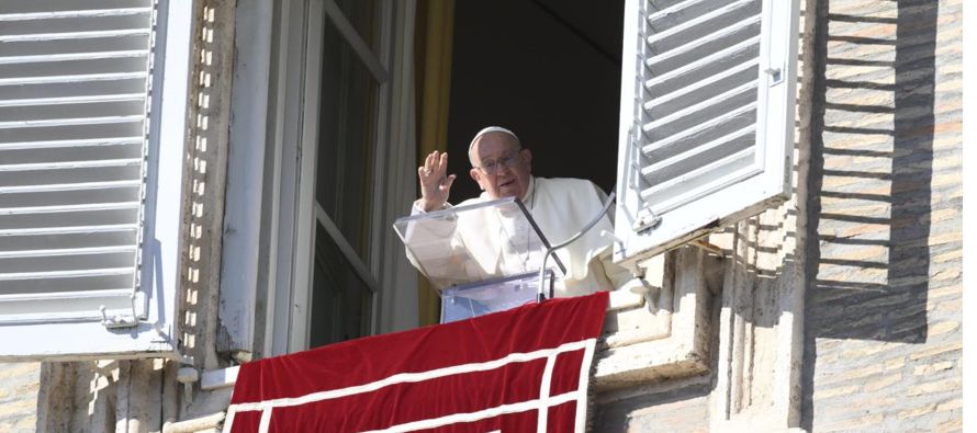 Nuestra respuesta, continuó Francisco, es fundamental, porque Dios “nos ofrece su...