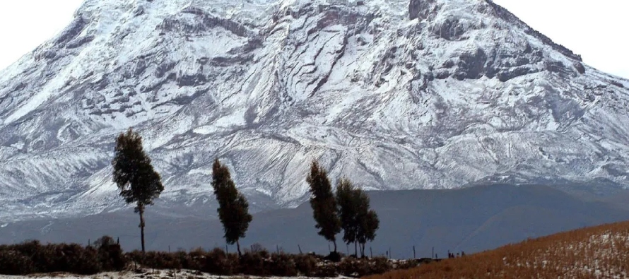 Los glaciares en algunas regiones, como los Andes tropicales o en las altas montañas de...