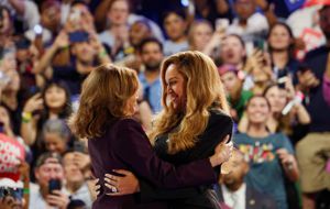 “No estoy aquí como una celebridad, no estoy aquí como un político. Estoy aquí como una madre”, declaró Beyoncé en un mitin en Houston de la campaña presidencial de Kamala Harris. “Una madre que se preocupa profundamente por el mundo en que viven mis hijos\".