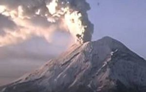 Las autoridades mexicanas redujeron el martes el nivel de alerta por el volcán Popocatépetl por un “ligero decremento” de la expulsión de cenizas y fragmentos incandescentes, después de que sus erupciones llamaran la atención durante más de dos semanas.