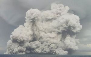 Mientras los residentes de Tonga luchan por recuperarse de una devastadora explosión volcánica que dejó anegado y cubierto de cenizas a este país insular del Pacífico, los científicos tratan de entender mejor los efectos de la erupción a nivel global.